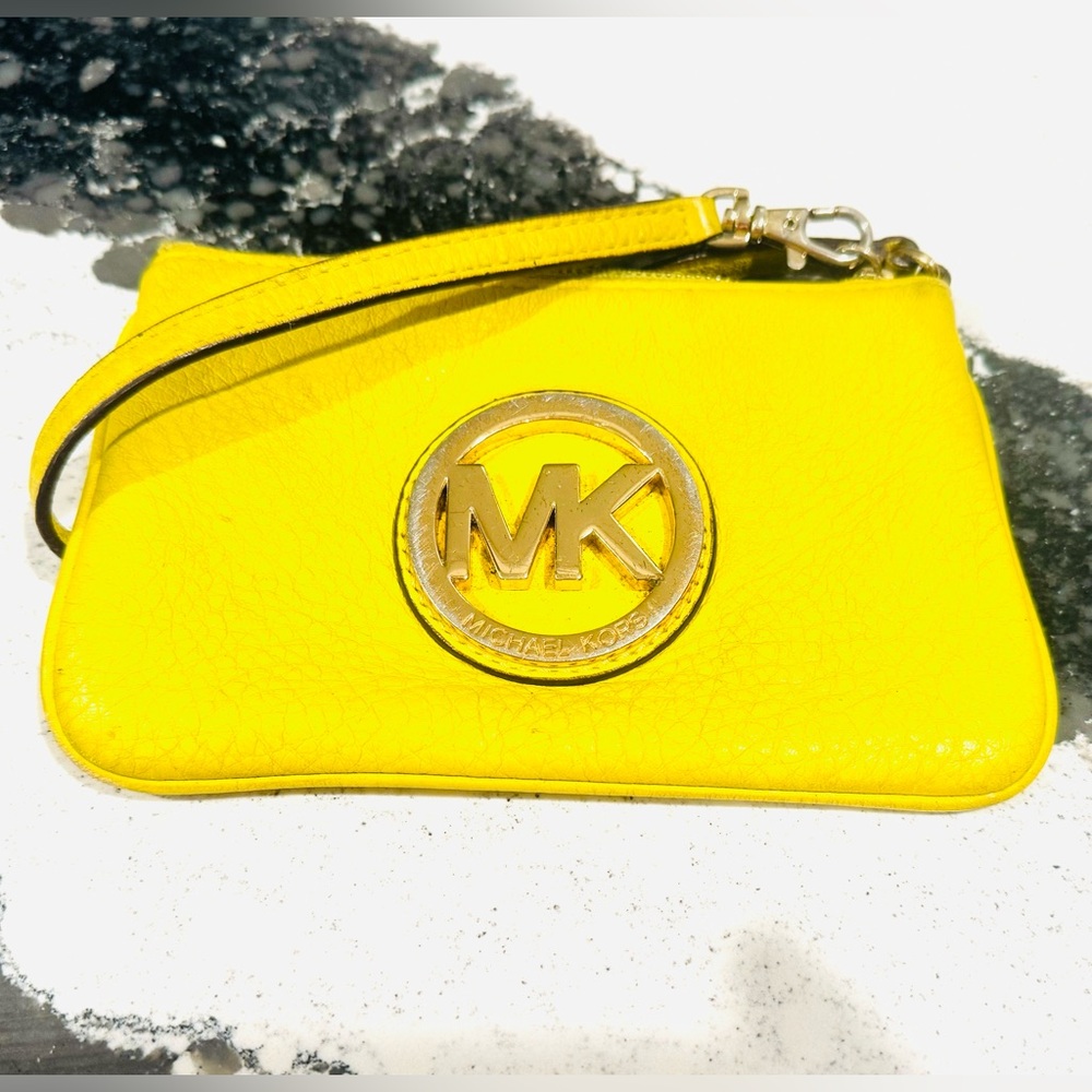 Michael Kors - soft pebble leather lemon lime wristlet - preloved 🍋 used